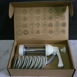 The Pampered Chef 1525 Cookie Press with 16 Discs - White